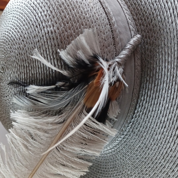 LIKE NEW LADIES HAT - Picture 2 of 4